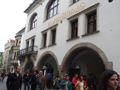 レジデンス見学後は、また街をぶらぶらしてから、超有名なビアホール「ホフブロイハウス Hofbrauhaus」に行きました。