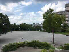 公園を出て、南下して地下鉄の駅まで歩きました。
