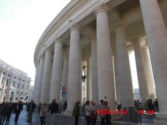 これからバチカン市国 サンピエトロ広場に入っていきます。広場の楕円形の部分の外側を囲んでいるたくさんの柱の一部です。