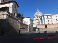 広場の南隣にあるスタツィオーネ・ヴァティカナ通りに回って、Porta del Peruginoに来ました。入れませんが、サン・ピエトロ寺院のドームは良く見えました。