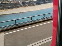 もうすぐ八代駅に着く頃の球磨川です。
再び肥薩線に乗れる日がくることを願っています。