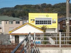 肥前大浦駅です。駅前にはキウイをテーマにしたカフェがあります。
佐賀県の長崎本線の区間はここまでで、次の小長井駅から長崎県になります。