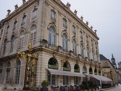 その隣がグラン ホテル デ ラ レーヌ（Grand Hotel de la Reine）。
どれもよく似たデザインなので、方向感覚がおかしくなります。
そういう時は、スタニスラス像を見れば、北（凱旋門）を
指さしています。

