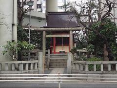 途中、首都高の高架下に、｢兜神社｣があります。兜町の名は、この｢兜神社｣に端を発しているとのコト。。