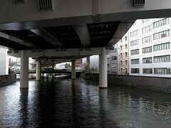 さて、日本橋川に架かる 鎧橋を渡ります。。