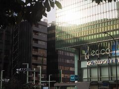 さて、COREDO日本橋の前までやって来ました。2004年にオープンした商業施設ですが、今回 初見。。