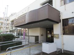 武蔵野ふるさと歴史館にやってきました。1階に武蔵野展示室と企画展示室と武蔵野関係の各種書物や資料がある市民スペースがあります。２階の会議室は集まりに利用されていました。