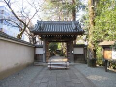 次に近くの観音院に行きました。江戸の初期に松江藩主松平出羽守直政が観音堂として創建しました。道路の奥に山門があります。