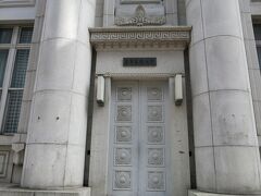 旧富士銀行横浜支店の建物。入口には、「東京芸術大学」の看板が掛かっていました。今はキャンパスになっているみたいです。