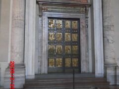 まずは「聖なる扉」です。遅い時間に入ったので、「聖なる扉」の手前の右側にある「コンスタンティヌス帝の騎馬像」の前までは行けませんでした。