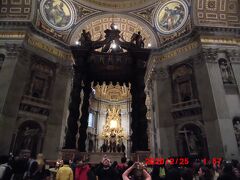 マデルノ作の「主祭壇」です。サンピエトロ寺院内は見所多すぎて閉館時間までに見て回れるかどうか心配でした。