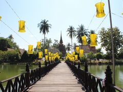 １２時３５分、レンタサイクル店に自転車を返却し、スコータイ歴史公園中心部でまだ訪れていなかった寺院、“ワット・トラパン・トーン”（Wat Traphang Thong）へ。

“金の池”と呼ばれる四角い池の中心部の小島に立地する、仏足石を保持していることでも有名な寺院です。