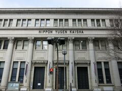 海岸通り沿いには、大円柱が並ぶ姿が壮観な日本郵船歴史博物館があります。もともとは、日本郵船の横浜支店オフィスだったそうです。