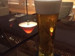 コンビニでビールを買ってきて戻りましたが、ホテルのラウンジが営業中だったのでハッピーアワーの生ビールをゴクゴク。

もうしばらくゆっくりと飲みたかったのですが、受験生親子数組が夕食に訪れたりもしたもので自粛して部屋に戻りました。

翌日も早朝から動き回る予定なので早寝です。