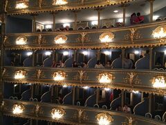 エステート劇場
Stavovské divadlo

BOX席みたいな上の階の席を予約。