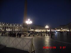 夜のサンピエトロ広場です。さすがに観光客の数も少ないです。