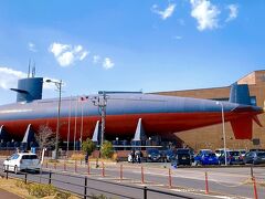 道を隔てた所に建つのは、てつのくじら館。　正式名称は、海上自衛隊呉史料館ですが、呼びやすくて、是非見学してみたい!と思わせる愛称が良いですね。　

そして、これまたインパクトのある潜水艦が展示されてる史料館だねぇ!　ホントに巨大なくじらに見えるし!