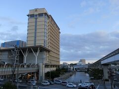 ゆいレールに乗って本日宿泊のリーガロイヤルグラン沖縄へ。
旭橋駅から遊歩道を通って徒歩2分。遊歩道は屋根もあるので、雨でも傘なく行けるのが魅力です。