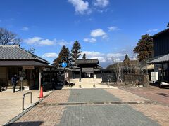 すぐに東海道歩きを始めてもいいのですが、一か所くらい観光しときましょう。
関所と関所資料館を見学します。
入場券大人500円。