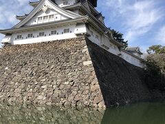 そして鴎外橋渡ってすぐのところにあるのが小倉城。

天守閣は再建されたものですが、県内唯一の天守閣を持つお城です。青空に白壁が映えます。