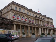 カリエール広場の突端には１３世紀に建てられたロレーヌ公宮殿
（Palais des Ducs de Lorraine）があります。
ゴシック建築様式の優美で豪華な建物です。
一部がロレーヌ歴史博物館となっています。
ロレーヌ歴史博物館は、4500㎡という広大な敷地に、
先史時代から19世紀までという、長いロレーヌの歴史を
3つに分けて展示しています。
宗教的彫刻、絵画、版画、調度品などの展示物が豊富です。
この先に進むと広大なペピニエール公園（Parc de la Pepiniere ）です。
