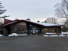 もう1か所タンチョウが見られる釧路市丹頂鶴自然公園にやってきました。
が、15時55分、閉園時間は16時とのことでもう入れてもらえませんでした・・
駐車場で鶴の鳴き声が聞こえましたが、外から姿を見ることはできませんでした。