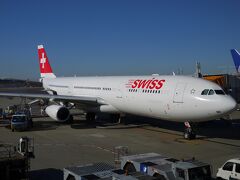 初めてのスイス旅。スイスインターナショナルエアラインズの機体に乗って出発しました。