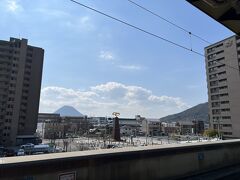 坂出までは快速マリンライナーで一駅です。坂出駅ホームから見えるのは讃岐富士でしょうか(*^^*)