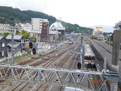 甲府駅が見えます。
電車も停まっていますね(^^♪