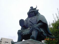 甲府駅前には武田信玄公の像があります。
有名です。
信玄といえば、このポーズのイメージですよね。うん。