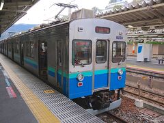 ここから伊東線・伊豆急行線[https://www.izukyu.co.jp/]に乗ります。
車両は元東急のステンレス車ですが、海側の座席はクロスシートに改造されていて観光面も意識していることがわかります。
熱海まで伊豆急行の車両が来ているのを見ると、伊東線もJRというより伊豆急行の一部なのではと錯覚します。

熱海を出発した電車は相模灘と付かず離れずしながら進んでいきます。

伊東に着く直前にはパラグライダーで飛んでいる人が見えました。
こんな街の近くを飛んでいるのかと驚きます。
後ろ3両が伊豆高原で切り離されてしまうということで、伊東に着いたところで前の車両に移動しました。