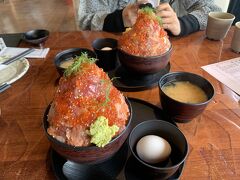 お昼ご飯は伊豆高原ビールへ．
2人とも看板メニューの漬け丼を注文しました．