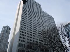 京王プラザホテル(西新宿2-2-1･地上47階地下3階(1437室)･高さ187m(南館は138m)･1971年竣工･施工:鹿島建設)
西新宿の超高層ビル群で一番最初に建設され､当時としては世界一の超高層ホテルとして建設され､1980年には南館も開業､1974年に新宿住友ビルに抜かれるまで日本一高いビル