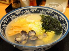 夕食時なので、駅にあった食堂で名物のしじみラーメンを食す。肝心のしじみが少なく見えたのだが、食べ始めてみると、麺の下からしじみが次々と現れた。結局、２３個の豊漁状態であった。そして、たっぷりのしじみエキスを堪能した。
※『つがる路』は、2021年3月で閉店となっています。