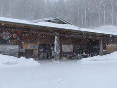 すっきりしたところで
田沢湖方面へ

神代を過ぎた頃　雪が半端なく降ってきたので
森の駅で　雪やどり
