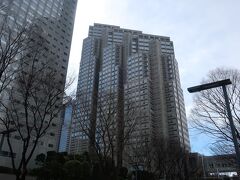 新宿NSビル(西新宿2-4-1･地上30階地下2階塔屋2階･高さ133m･1982年竣工･施工:大成建設)
当初大成建設が土地を取得し､後に日本生命へ売却､日本生命(55%)と住友不動産(45%)共同で建物を建設
1階と地階を除き階層部は吹抜構造で、各階のフロアは吹き抜けの空間の周囲を囲む形となっている
住友不動産･住友不動産販売･グローバル住販･ミサワホーム・セントラル警備保障などの本社が入居