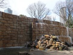 公園正面の入口にある新宿ナイアガラの滝･白糸の滝