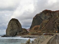 ホヤ岩（写真）は高さ25メートル、ホヤに似た岩。実際、冬の日にはホヤが打ち寄せられるとのことです。