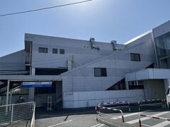 入間市駅の駅舎。北側から。埼玉県在住ですが、初めて利用しました。
車なら30分のところ、自宅から1時間20分もかけて電車で移動しました。