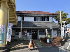 日光脇往還を歩き、最初の目的地、旧黒須銀行に着きました。
明治42年（1909年）に建てられた土蔵造りの建物です。
