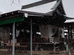 六番目の寺社、針綱神社へ
ご利益は、安産・子授・商売繁盛・厄除・健康長寿とのこと。また針に綱を通す不可能な願いも叶えてくれるとか?があるそうです。

また雪が降ってきて、極寒です。{{ (>_<) }}
早々に宿に戻ることにします。