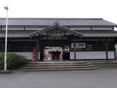 専修寺から歩いて５分のところにあるJR一身田駅にやってきました。古い駅舎で、多くの高校生が列車を待っていました。