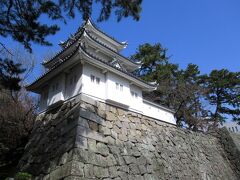 昭和に復元された丑寅櫓。周囲の松が昔の雰囲気を醸しています。