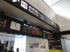本当は広島電鉄の路面電車でのんびり宮島口を目指したかったのですが、ホテルをチェックアウトするのが遅くなり、昨日買った広島電鉄の24時間券が失効してしまいました。
てなわけで、山陽本線の普通電車で宮島口に向かいます。