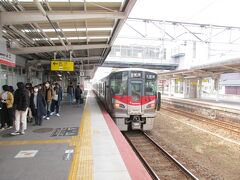 広島駅から大野浦行きの普通電車に乗車し、宮島口駅で下車。
車輌は最新鋭の227系です。