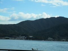 宮島フェリーのうち、昼間時間帯の一部の便は厳島神社大鳥居の沖を経由するルートで航行しています。
