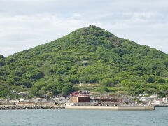 それと同時に、鬼ヶ島が近づいて来ました！
高松港からわずか20分ですからね。
子供達のテンションもMAXです。