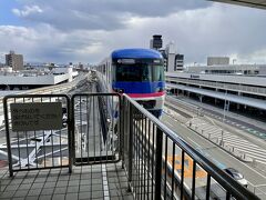 伊丹空港からモノレールで千里中央駅に移動。駅から阪急バスで勝尾寺に向かいます。土日のほうが本数が多いので助かるのですが、1時間に1本くらいの頻度なのでご注意ください（15時以降はバスがありません…）。