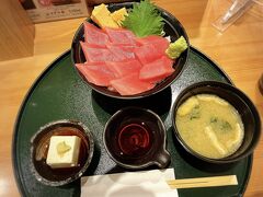 空港で朝食。新鮮なマグロ丼が手軽に食べられるのが嬉しい。出てくるまでが早いですしね！