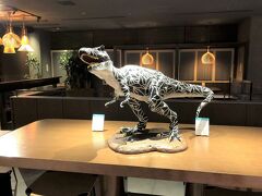 京都・五条『sequence KYOTO GOJO』1F【THE TASTE】の
恐竜のオブジェの写真。

ホテル『シークエンス キョウトゴジョウ』内には
このほかにもアートがあります。